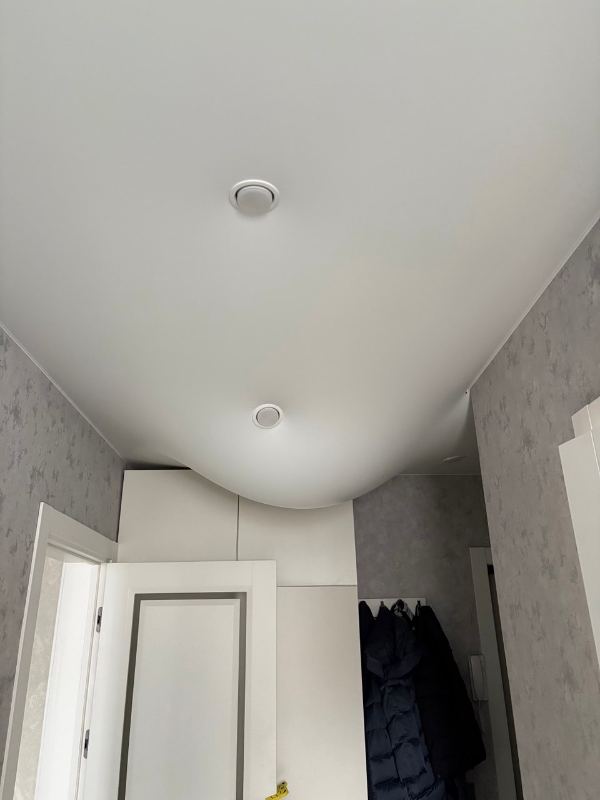 Натяжной потолок, провисший от воды