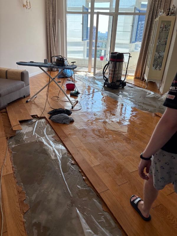 Откачка воды с паркета после прорыва трубы