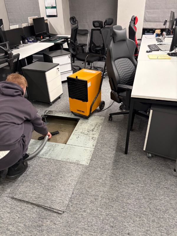 Откачка воды из-под фальшпола в офисе